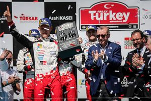 Ganador de la carrera Ott Tänak, Toyota Gazoo Racing, Recep Tayyip Erdoğan, Presidente de Turquía