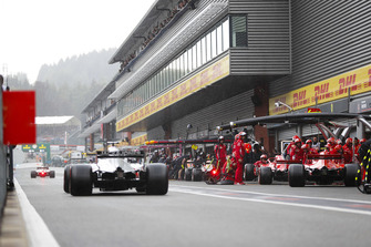 Kimi Raikkonen, Ferrari SF71H, e Sebastian Vettel, Ferrari SF71H, effettuano un pit stop per montare gomme intermedie, mentre transita Romain Grosjean, Haas F1 Team VF-18