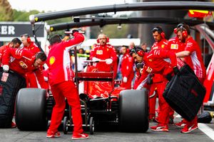 Kimi Raikkonen, Ferrari SF71H, aux stands