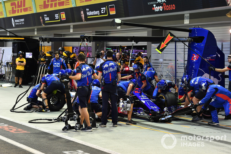Pierre Gasly, Scuderia Toro Rosso STR13 pit stop