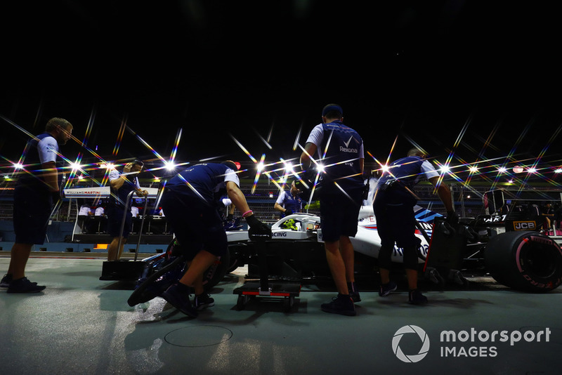 Les mécaniciens dans la voie des stands avec Sergey Sirotkin, Williams FW41