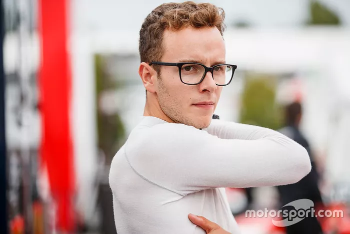 No ano seguinte, o jovem para a F-Renault. 