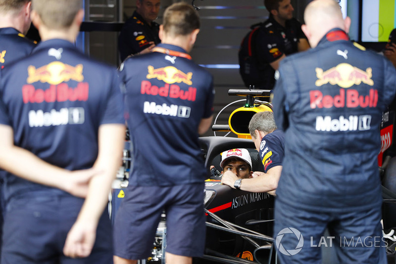 Гонщик Scuderia Toro Rosso Пьер Гасли за рулем Red Bull Racing RB14