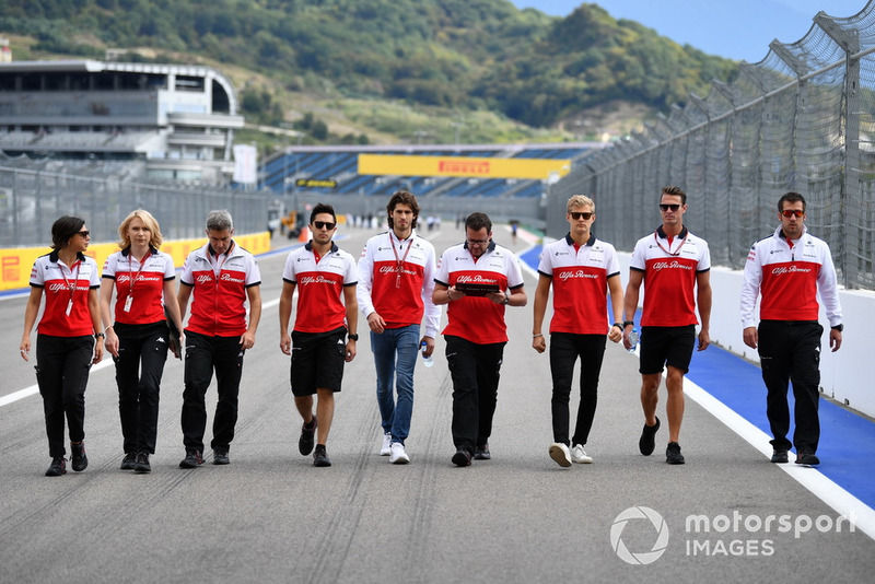 Antonio Giovinazzi, Sauber y Marcus Ericsson, Sauber  caminan por la pista