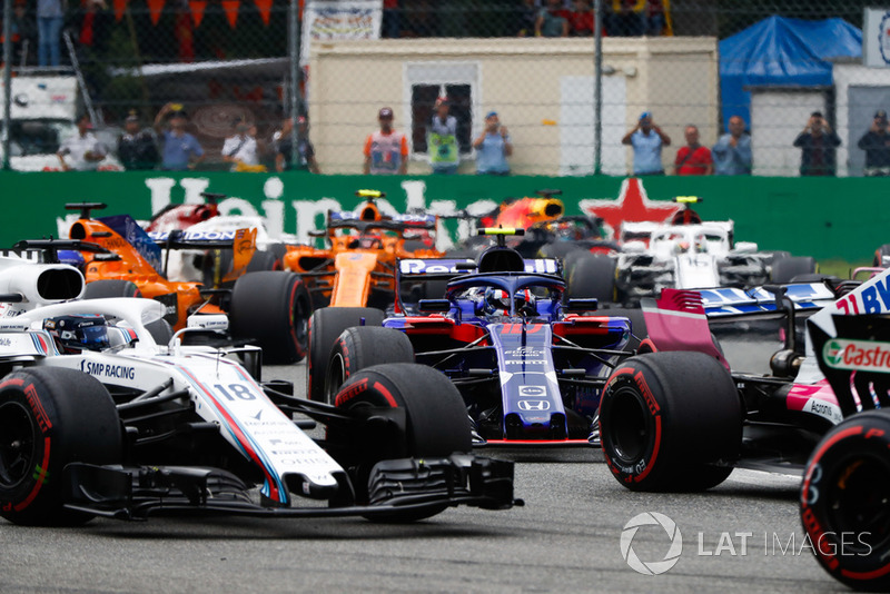 Lance Stroll, Williams FW41, leads Pierre Gasly, Toro Rosso STR13, Fernando Alonso, McLaren MCL33, and Stoffel Vandoorne, McLaren MCL33