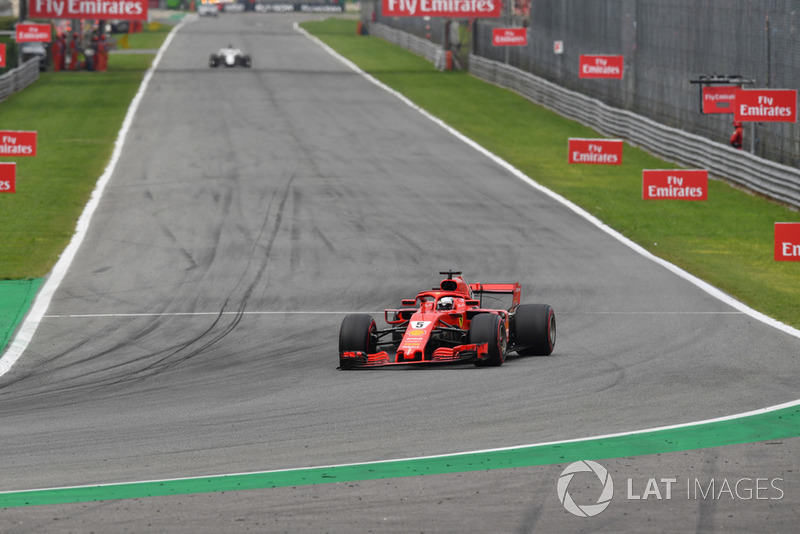 Sebastian Vettel, Ferrari SF71H with broken front wing from lap 1