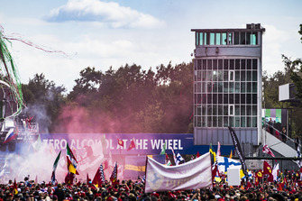 Les confetti tombent sur le deuxième, Kimi Raikkonen, Ferrari, le vainqueur Lewis Hamilton, Mercedes AMG F1, et le troisième, Valtteri Bottas, Mercedes AMG F1, sur le podium