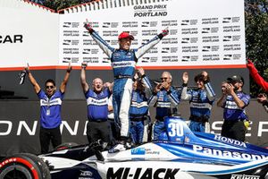 il vincitore della gara Takuma Sato, Rahal Letterman Lanigan Racing Honda