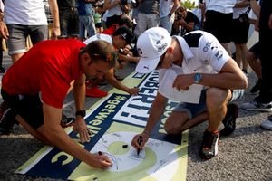 Jamie Green, Audi Sport Team Rosberg en Joel Eriksson, BMW Team RBM signeren het spandoek voor Robert Wickens