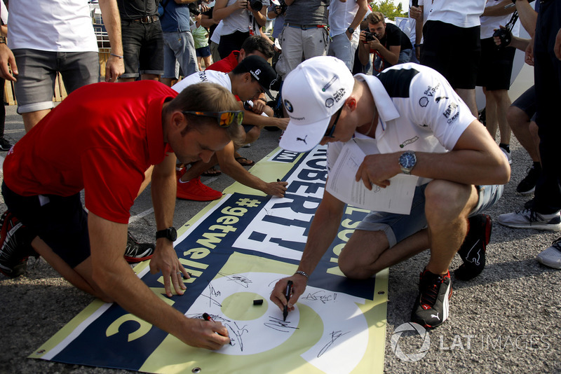 Jamie Green, Audi Sport Team Rosberg and Joel Eriksson, BMW Team RBM are signing the banner for Robert Wickens