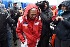 Davide Tardozzi, Team manager Ducati Team,saliendo de la reunión de seguridad