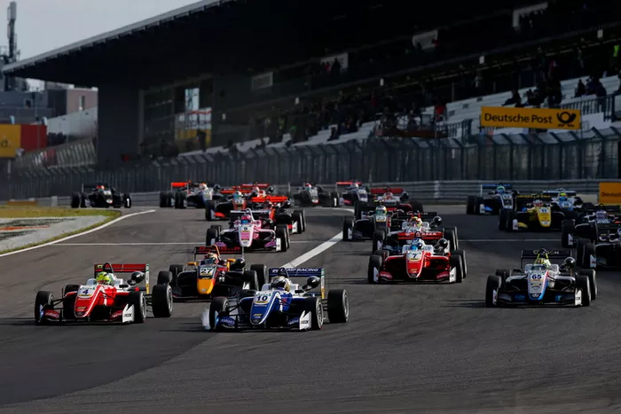 Salida, Mick Schumacher, PREMA Theodore Racing Dallara F317 - Mercedes-Benz, Nikita Troitskiy, Carlin Dallara F317 - Volkswagen