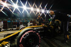 Carlos Sainz Jr., Renault Sport F1 Team R.S. 18, arrive sur la grille