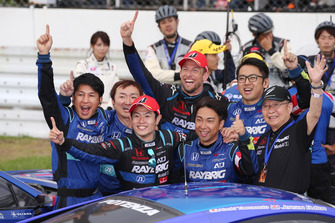 山本尚貴とジェンソン・バトン(#100 RAYBRIG NSX-GT)