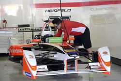 L'auto di Nick Heidfeld, Mahindra Racing nel box