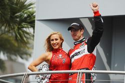 Sébastien Bourdais, KV Racing Technology Chevrolet with a Tampa Bay Buccaneers cheerleader