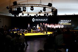 Carlos Ghosn, voorzitter Renault met Jolyon Palmer, Renault F1 Team; Esteban Ocon, Renault F1 Team t