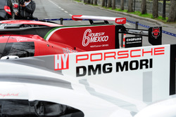 La Porsche 919 Hybrid, la Ligier RGR Sport by Morand LMP2 et la Ford GT dans une rue de Paris
