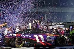 Le vainqueur Denny Hamlin, Joe Gibbs Racing Toyota