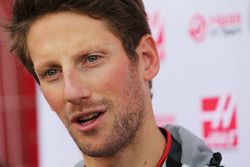 Romain Grosjean, Haas F1 Team VF-16 met de media