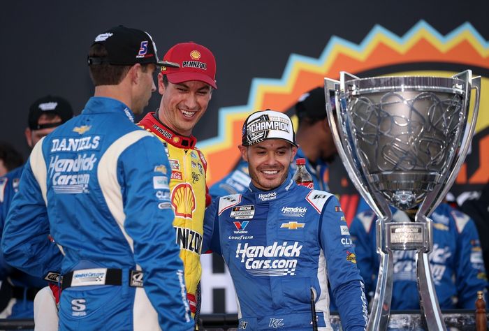 Crew chief Cliff Daniels, Joey Logano, Team Penske Ford, Kyle Larson, Hendrick Motorsports Chevrolet