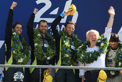 Podio GTE Pro: al primo posto Darren Turner, Jonathan Adam, Daniel Serra, Aston Martin Racing