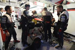 Reparatur: Mechaniker am #8 Toyota Gazoo Racing Toyota TS050 Hybrid: Anthony Davidson, Sébastien Bue