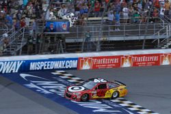 Kyle Larson, Chip Ganassi Racing Chevrolet takes the checkered flag, win