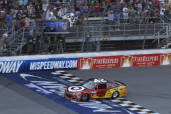 Kyle Larson, Chip Ganassi Racing Chevrolet takes the checkered flag, win