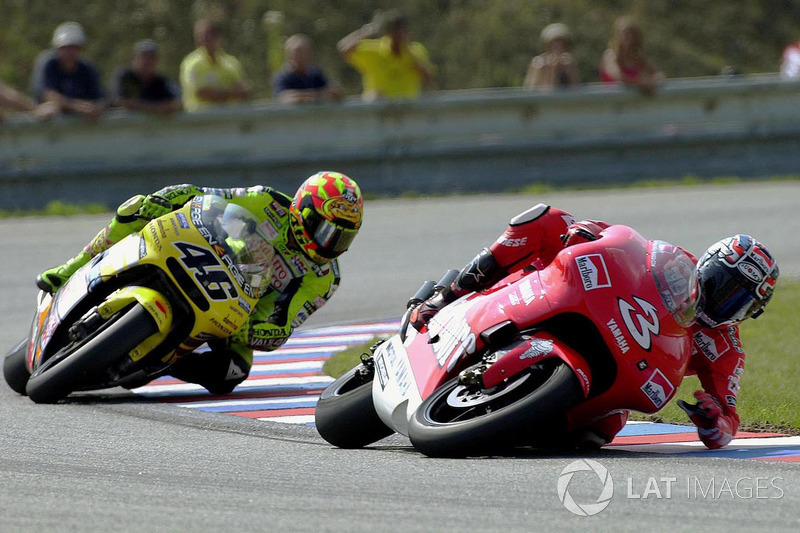 Max Biaggi, Yamaha, cade davanti a Valentino Rossi, Honda