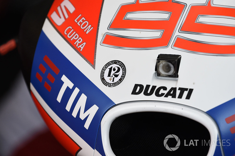 Sticker en la moto Lorenzo Ducati rindiendo homenaje a Angel Nieto