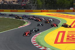 Kimi Raikkonen, Ferrari SF70H en Max Verstappen, Red Bull Racing RB13 raken elkaar terwijl Sebastian