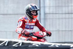 Jorge Lorenzo, Ducati Team regresa a los pits en un scooter después de chocar