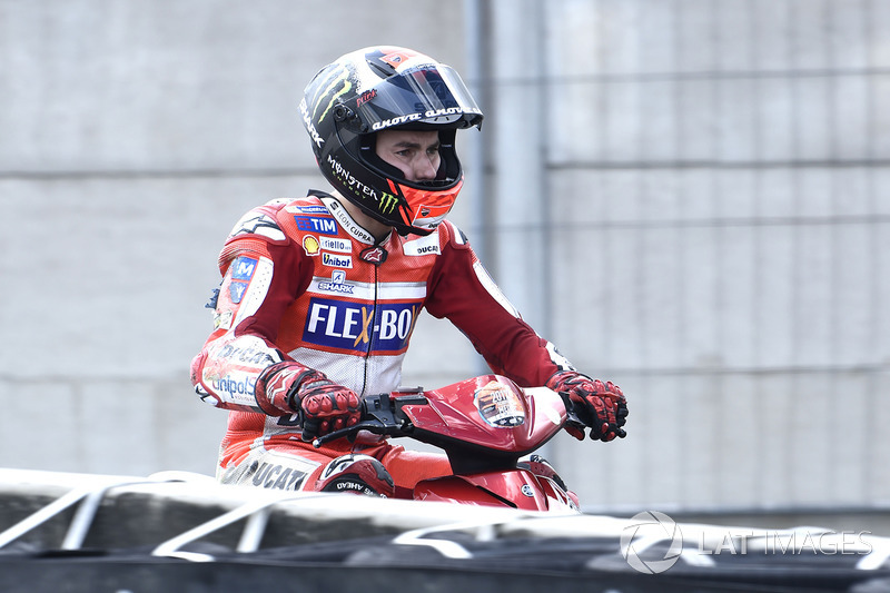Jorge Lorenzo, Ducati Team regresa a los pits en un scooter después de chocar