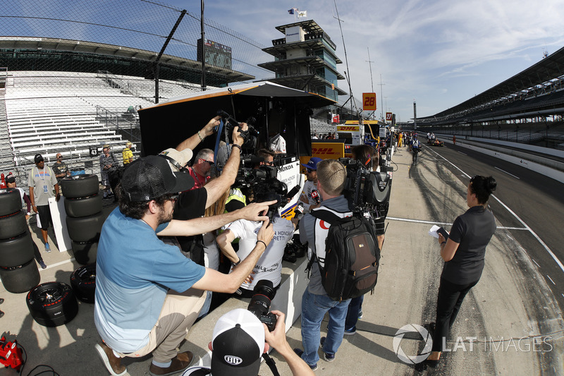 Fernando Alonso, Andretti Autosport Honda and media mob