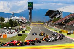 Kimi Raikkonen, Ferrari SF70H, Max Verstappen, Red Bull Racing RB13, collide at the start