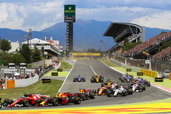 Kimi Raikkonen, Ferrari SF70H, Max Verstappen, Red Bull Racing RB13, collide at the start