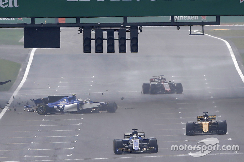 Antonio Giovinazzi, Sauber C36, crashes out