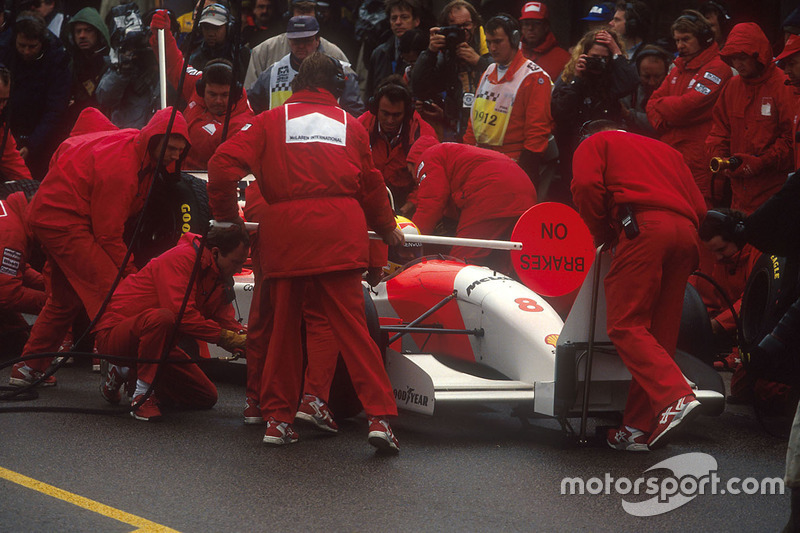 Tras el cambio de condiciones Senna hace cuatro paradas en boxes y ...