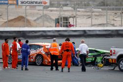 Choque del #964 GRT Grasser Racing Team Lamborghini Huracan GT3: Rolf Ineichen, Christian Engelhart,