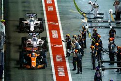 Fernando Alonso, McLaren MCL32, Lance Stroll, Williams FW40, Romain Grosjean, Haas F1 Team VF-17, dans la voie des stands