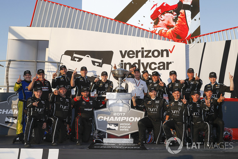2017 champion Josef Newgarden, Team Penske Chevrolet celebrates with his team