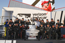 2017 champion Josef Newgarden, Team Penske Chevrolet celebrates with his team