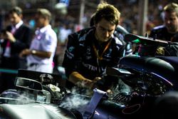Механики Mercedes AMG F1 готовят к гонке автомобиль W08 Льюиса Хэмилтона