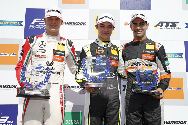 Podio de novato: ganador Lando Norris, Carlin Dallara F317 - Volkswagen, segundo lugar Mick Schumacher, Prema Powerteam, Dallara F317 - Mercedes-Benz, tercer lugar Jehan Daruvala, Carlin, Dallara F317 - Volkswagen