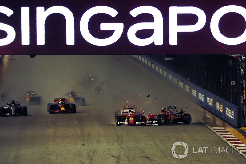 Choque de Sebastian Vettel, Ferrari SF70H, Kimi Raikkonen, Ferrari SF70H y Max Verstappen, Red Bull Racing RB13 en la arrancada