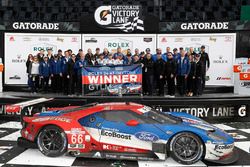 Podium GTLM : les vainqueurs Joey Hand, Dirk Müller, Sébastien Bourdais, Ford Performance Chip Ganassi Racing