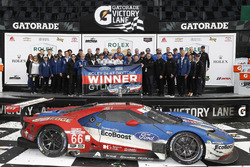 Podium GTLM : les vainqueurs Joey Hand, Dirk Müller, Sébastien Bourdais, Ford Performance Chip Ganassi Racing