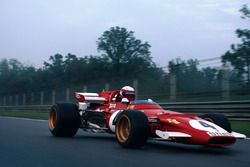 La Ferrari 312B percorre il rettifilo Ascari del Circuito di Monza per le riprese del documentario di cui è protagonista. Alla guida Paolo Barilla.