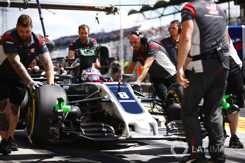 Mechanics attend to Romain Grosjean, Haas F1 Team,en su pit box